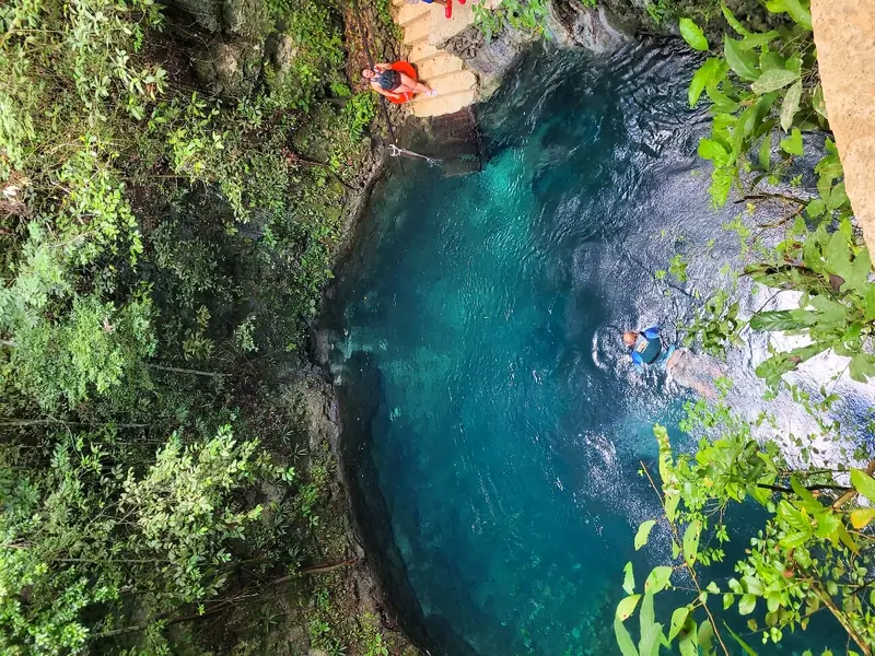 Vista desde arriba del agua turquesa del cenote Blanca Flor