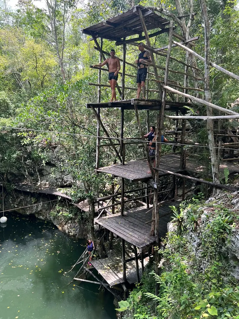 Plataformas de salto de madera sobre el cenote Blanca Flor